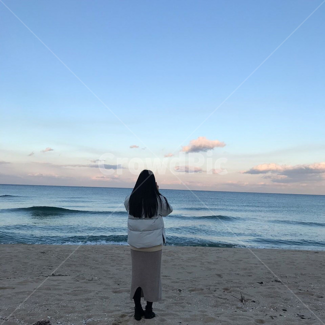 여자,뒷모습,구름,밤바다,바다,겨울,해변,바다,beach,sea,사람,인물,인간,human,person,여성,여자,woman,female,lady,여행,휴가,traveling,vacation,trip