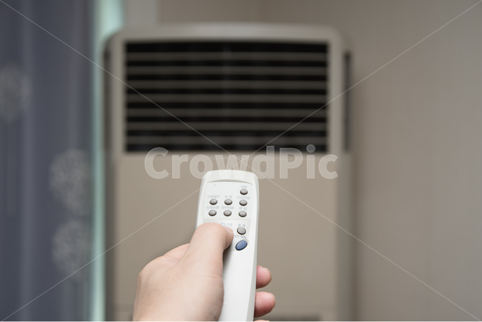 리모콘,리모컨,조절,조정,전원,작동,에어콘,에어컨,냉방,전자제품,무더위,열대야,전기,전력,절약,에너지,낭비,절전,공기,손,시원한,차가운,냉방병,집,실내,사무실,열기,더위,무더운,사람,기온,온도,스위치,버튼,조작,상쾌한,불쾌지수,짜증,여름,한여름,생활,오브젝트,여름,계절,summer,season,사람,인물,인간,human,person,신체일부,몸,body,사물,물건,오브젝트,thing,object,matter