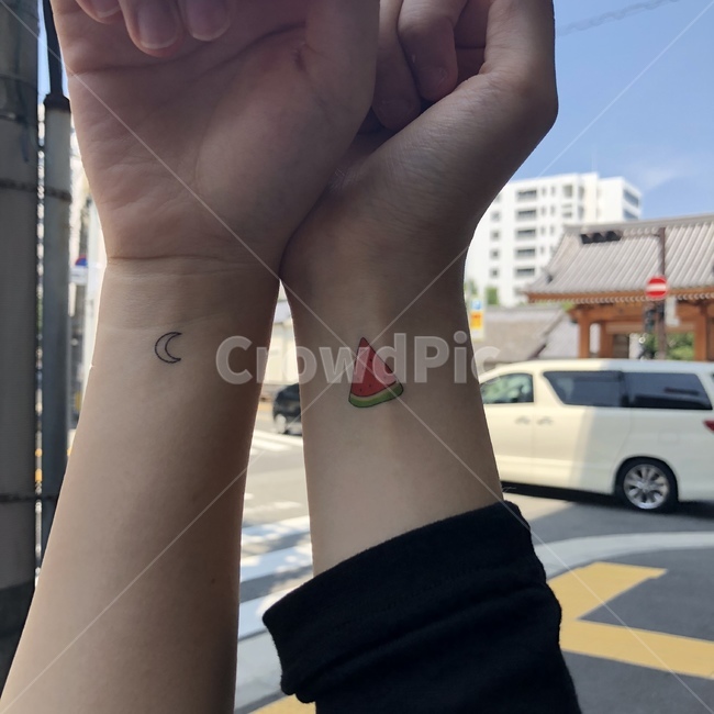 헤나,수박,달,그림,손목,사람,인물,인간,human,person,신체일부,몸,body