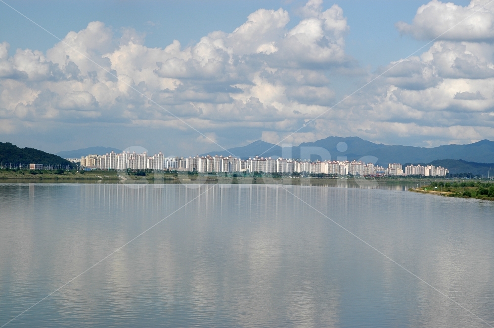 강,한강,아파트,풍경,주택,집,부동산,하늘,구름,반영,산,구리시,경기도,배경,백그라운드,도시,풍경,city,landscape,nature,자연,water,물,outdoors,옥외,weather,날씨,reservoir,저수지