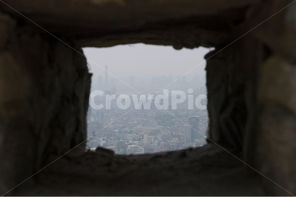 도시,대기오염,환경오염,오염,공해,건강,마스크,매연,화석연료,뿌연,흐릿한,미세먼지,초미세먼지,프레임구도,서울,city,airpollution,environmentalpollution,contamination,pollution,health,mask,exhaust,gas,fossilfuel,foggy,hazy,finedust,ultrafineparticles,frame,seoul,korea,도시,풍경,city,landscape,한국도시풍경,한국도시경관,korea cityscape,bunker,벙커,building,건물,nature,자연