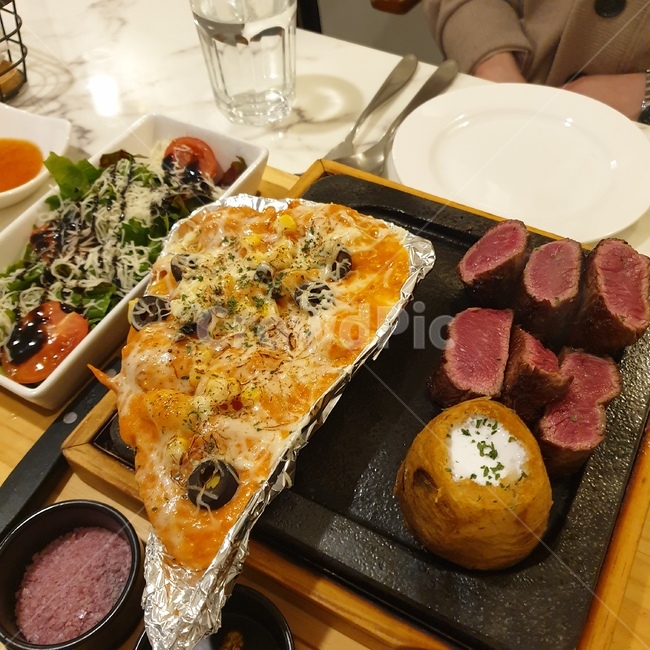 음식,로제파스타,셀러드,외식,스테이크