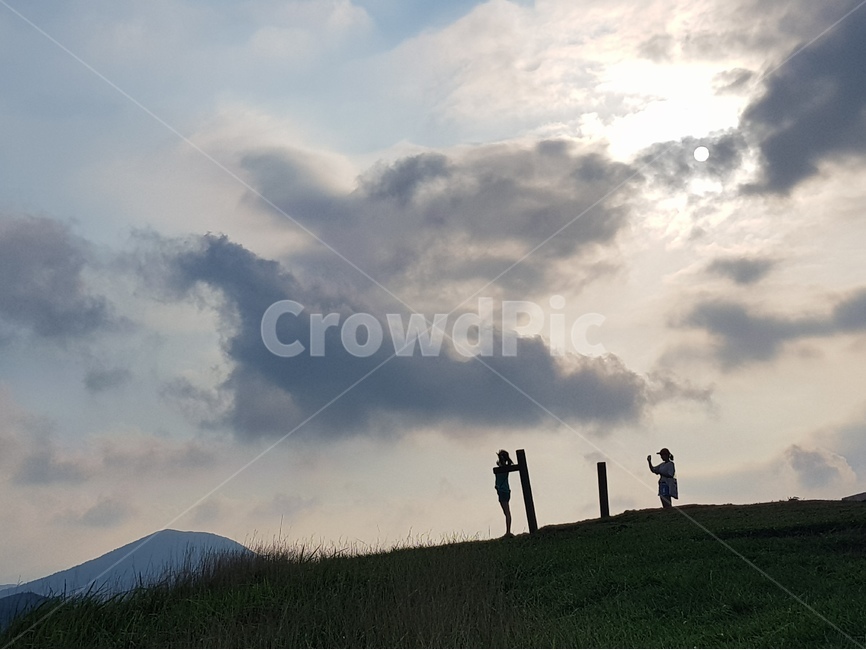 친구,우정,용오름,여행,구름,사람,인물,인간,human,person,인물실루엣,사람실루엣,character silhouette,human silhouette,여행,휴가,traveling,vacation,trip,nature,자연,outdoors,옥외,weather,날씨