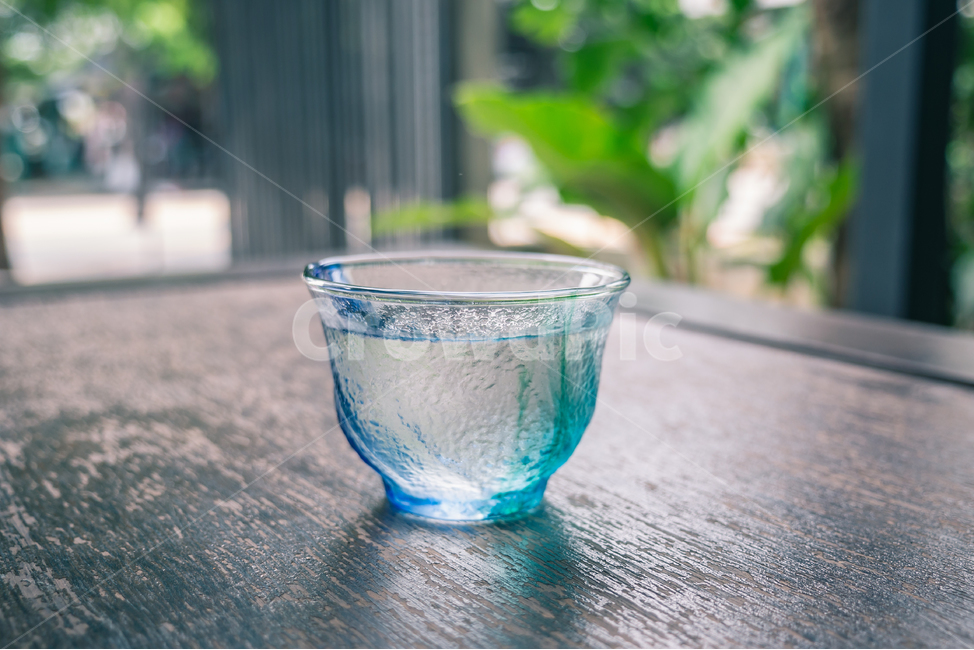 시원한,물,컵,워터,나무,테이블,cold,cool,water,fresh,음료,생수,음료수,drink,beverage,감성,sensible,feeling,색깔,색상,색채,색감,color sense,color sensitivity,feeling of color