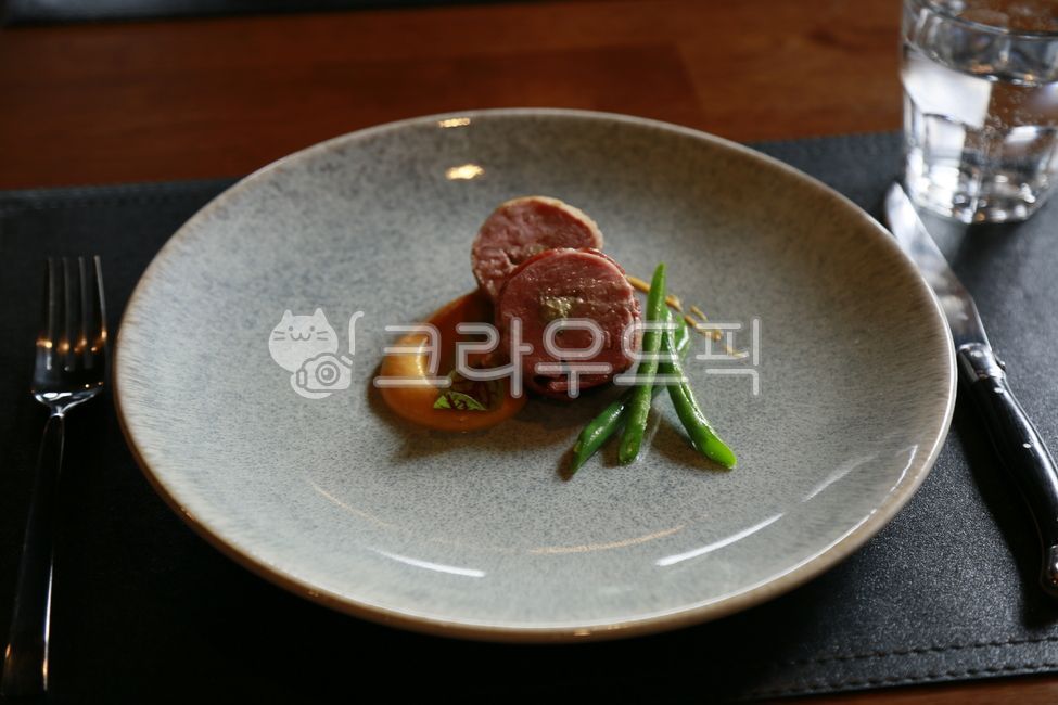 오리고기,오리안심,오리가슴살,스테이크,오리스테이크,베이컨,프렌치레스토랑,레스토랑,프렌치,restaurant,french,음식,food,cuisine,요리,kitchen,주방,플레이트,plate,plating,플레이팅,dish,접시,식사,포크,dinner,디너,다이닝,파인다이닝