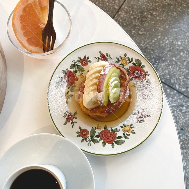 디저트,dessert,sweet,frenchtoast,프렌치토스트,받침접시,pottery,모던,모던인테리어,테이블세팅,휴일,힐링
