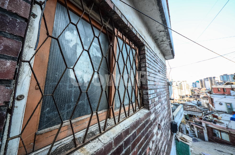 shadow,stairs,Antitheft,electric wire,house,building,Street lamp,spring,fallen leaves,road,Development,brick,Handrail,sky,home decoration,midday,handrail,reflection,old,homedecor,banister,trash,demolition village,forsythia,sunlight,crossroads,telephone po