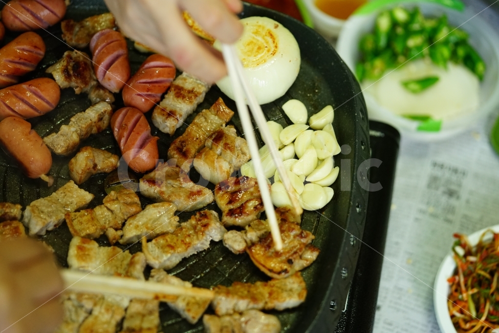 	고기,삼겹살,식사,구이,소세지,먹방,먹부림,파티,육식,삼겹살파티,목살,돼지고기,술자리,모임,사람,인물,인간,human,person,신체일부,몸,body,음식,식재료,요리,food,cook,meal,dishes,food reserves,육류,고기,meat,한식,한국음식,한국요리,korean food,korean dishes,korean meal,korean cook