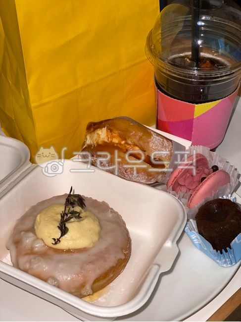 Cream Donut,dessert,Yanggaeng,Honey Donut,macaroon,snack,donut,canel,Americano,Ttungkalong,Dodger