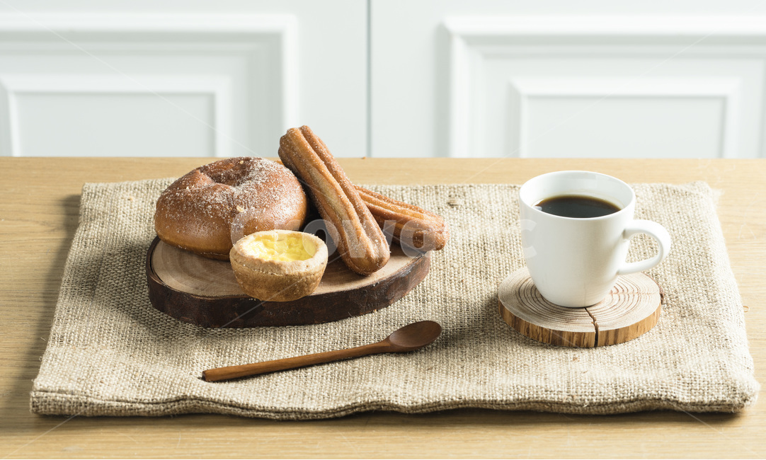 식사,음식,빵,브레드,주방,쿠킹,meal,bread,아침,런치,베이커리,부엌,식탁,food,밀가루음식,테이블웨어,나무,원목,wood,손,남자,hand,커피,coffee,morning,음식,식재료,요리,food,cook,meal,dishes,food reserves,빵,bread,연출,컨셉,콘셉,direction,concept