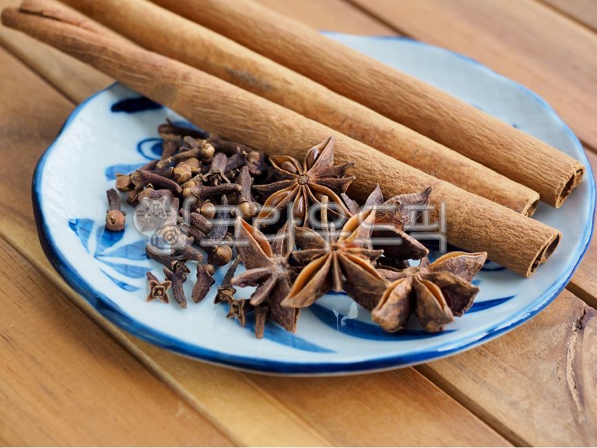 스타아니스홀,향신료,팔각,팔각향,별모양,아니스,인도음식,향기,음식,유기농,요리,요리재료,갈색,중국음식,아시아음식,건조식품,식물,향료,staranisehall,spice,octagon,octagonal,starshape,anise,indianfood,scent,food,organic,cooking,cookingingredients,brown,chinesefood,asianfood,dryfood,plant,spices,정향,계피,시나몬
