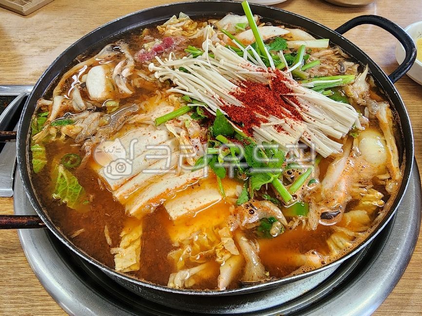 두부전골,두부,한식,한국음식,케이푸드,두부버섯전골,한국전통음식,두부찌개,tofuhotpot,dubujeongol,koreanfood,beancurdhotpot,hansik,koreandishes,kfood