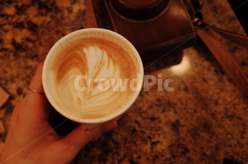 라떼아트,카페라떼,coffee,커피,라떼,latte,drink,마실것,beverage,coffeecup,커피컵,cup,컵,person,손,hand,커피,카페,coffee,cafe