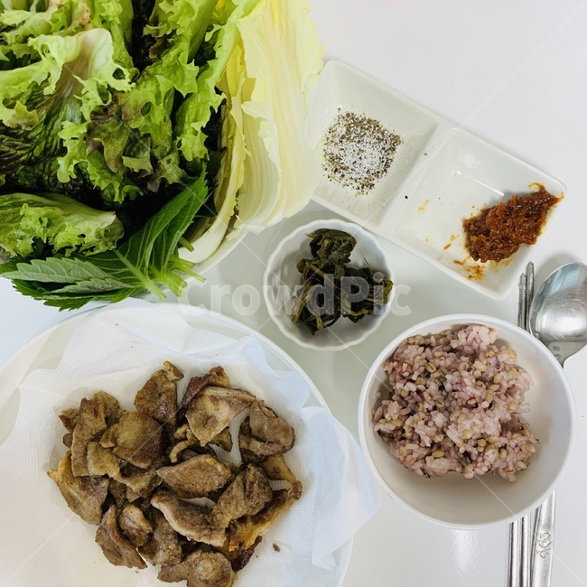 음식,요리,food,cooking,식사,meal,정식,집밥,한국음식,korea,밥,dish,깔끔,저녁,퇴근,집요리,가정식,돼지,돼지고기,pork,rice,쌈,쌈채소,된장,상추,깻잎,소금,salt