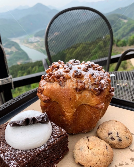 빵,밀가루,카페,브런치,아침밥,간식,요리,음식,브라우니,쿠키,식빵,산,자연,식재료