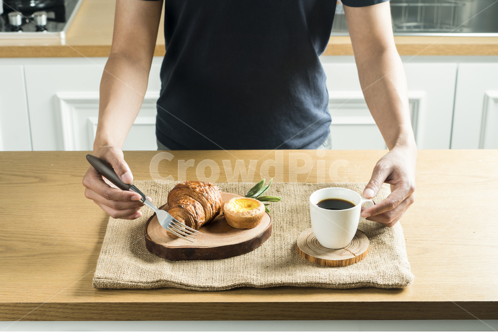 식사,음식,빵,브레드,주방,쿠킹,meal,bread,아침,런치,베이커리,부엌,식탁,food,밀가루음식,테이블웨어,나무,원목,wood,손,남자,hand,커피,coffee,morning,건강,웰빙,사람,인물,인간,human,person,신체일부,몸,body,음식,식재료,요리,food,cook,meal,dishes,food reserves,빵,bread,연출,컨셉,콘셉,direction,concept