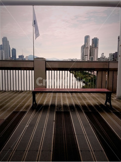 감성,울산,태화강,다리,휴식,울산광역시,태화동,풍경,강,도시,city,landscape,벤치,느낌,sensible,feeling,rest,힐링,healing,relaxation,색깔,색감,색채,coloroffeeling,의자,야외,전망,강이보이는,아무도없는,쓸쓸한,외로운,빈의자,빈벤치,텅빈,조용한,고민,혼자생각하기,사색,나무테라스,시원한,신선한공기,맑은공기,나른한,재충전,목조바닥,태극기