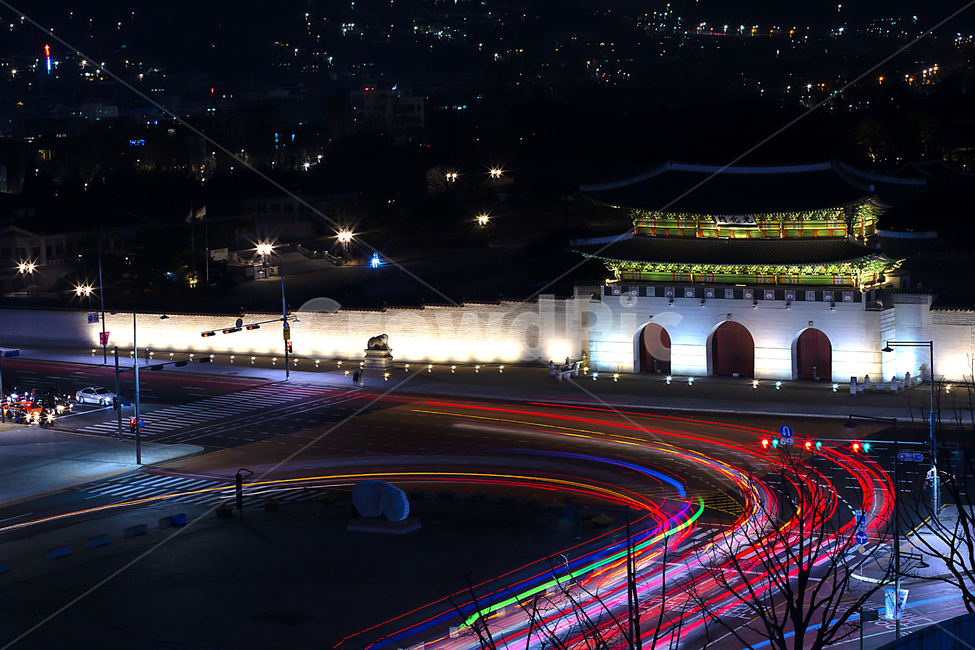 night view,light split,Jongno,koreanculture,Gwanghwamun,Gyeongbokgung Palace,building exterior,building,red,nightscape,touristattraction,landmark,Korean night,palace,Korean tourist destination,Seoul night view,Gwanghwamun night view,night,koreantraditiona
