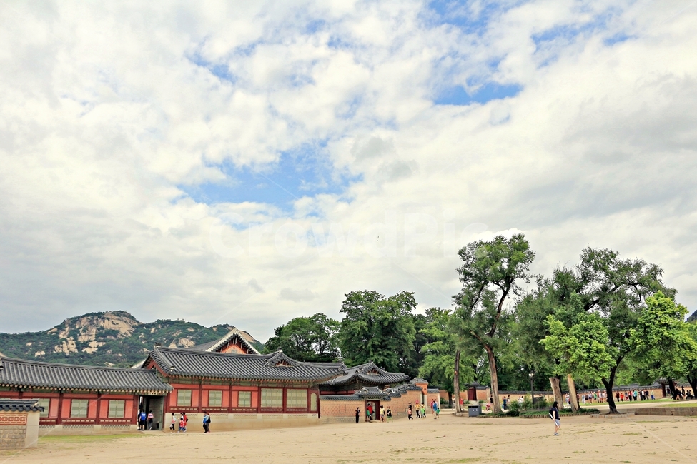 경복궁,궁,건축물,고궁,한국의미,전통,유산,지붕,기와,건축양식,조선,traditional,풍경,색감,서울,광화문,랜드마크,landmark,landscape,palace,하늘,8월고궁,한국전통,한국문화,korean traditional,korean culture,랜드마크,landmark,tourist attraction,한국랜드마크,한국관광지,한국명소,korea landmark,korea tourist attraction
