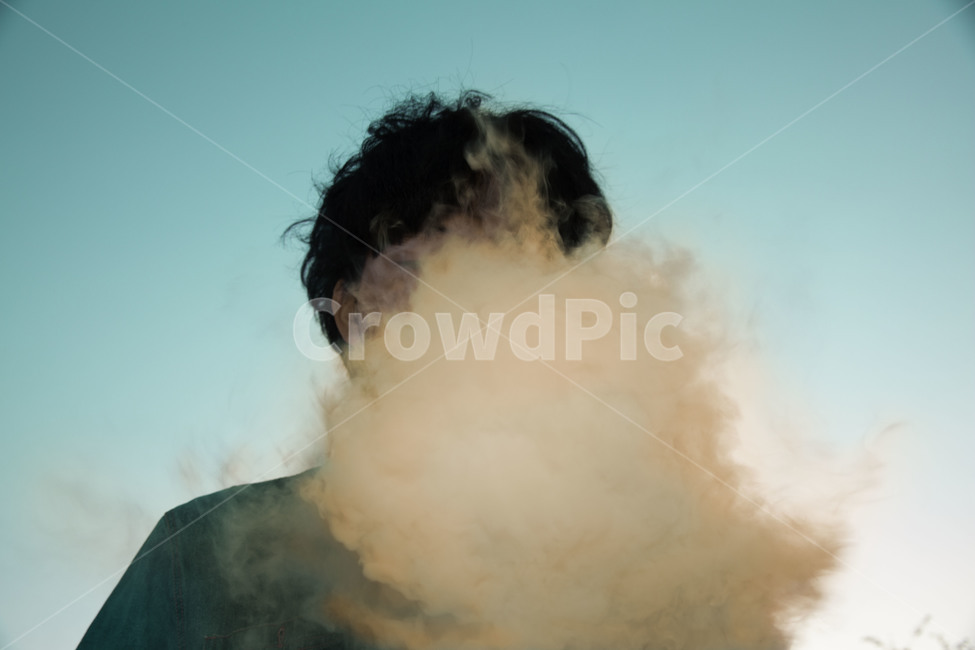 패션,연기,앨범자켓,담배,배경화면,하늘,감성,분위기,담배연기,사람,인물,인간,human,person,남성,남자,man,male,감성,sensible,feeling,색깔,색상,색채,색감,color sense,color sensitivity,feeling of color,연출,컨셉,콘셉,direction,concept