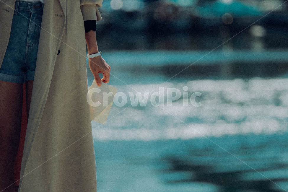 clothing,overcoat,코트,외투,의류,apparel,의복,coat,바다,감성,사람,인물,인간,human,person,신체일부,몸,body,감성,sensible,feeling
