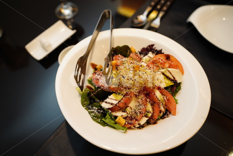 샐러드,salad,야채,음식,치즈,토마토,접시,서양식,외식,양식,먹거리,푸드,먹방,디저트,식전음식,요리,dish,음식,식재료,요리,food,cook,meal,dishes,food reserves