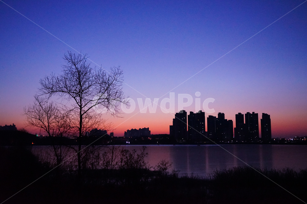 호수,여명,해돋이,새벽,감성,겨울,계절,풍경,야경,밤,풍경,nightscape,night,landscape,도시,city,실루엣,그림자,silhouette,shadow,nature,자연,outdoors,옥외,sky,하늘,red sky,붉은 하늘,dusk,황혼,dawn,sunset,일몰