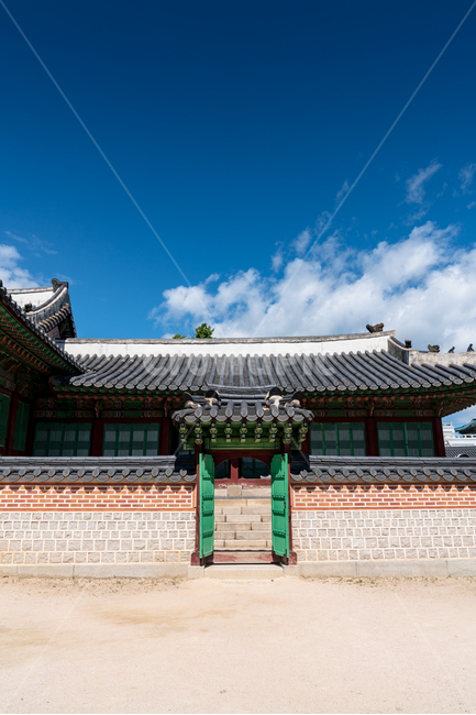 전통,경복궁,고궁,대한민국,서울,한옥,경치,야외,하늘,맑은,파란,구름,흰색,처마,곡선,지붕,기와,목조,목재,목조건물,문화재,조선시대,왕,정치,화려한,색깔,건축,조선,한적한,조용한,엄숙한,역사,한국전통,한국문화,korean traditional,korean culture,랜드마크,landmark,tourist attraction,한국랜드마크,한국관광지,한국명소,korea landmark,korea tourist attraction,건축물,건물외관,exterior,building,structure,architecture,construction
