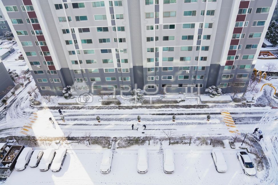 겨울,계절,설경,겨울풍경,날씨,겨울분위기,실외,추위,폭설,고드름,얼음,강추위,혹한,한파,얼다,겨울철,한겨울,동파,결빙,기후,기상,차가움,해빙,눈보라,첫눈,아파트,공동주택,눈치우기,눈청소,building,건물,city,도시