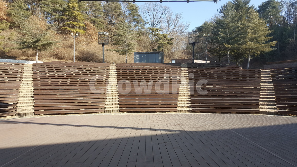 공연장,무대,야외,야외공연장,공연장치,공연시설,무대장치,객석,조명,천연조명,관람