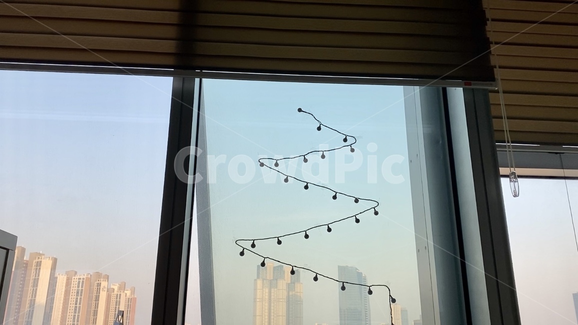 트리,블라인드,집,인테리어,크리스마스,하늘,자취,집꾸미기,방,window,창문,architecture,건축물,건물,building