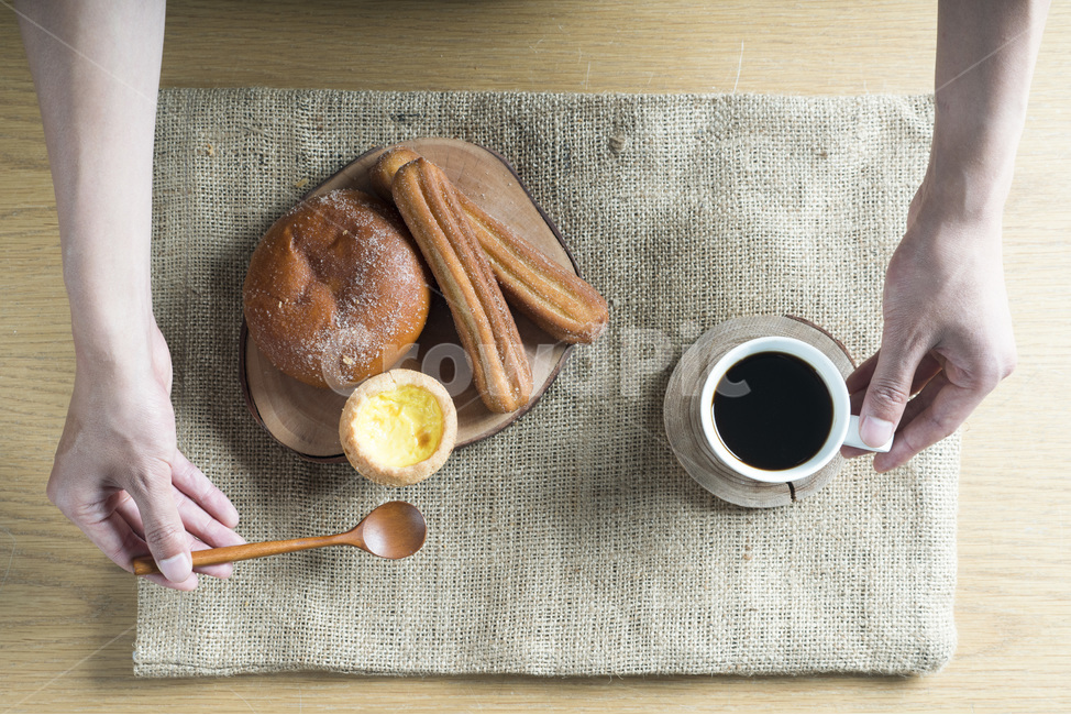 식사,음식,빵,브레드,주방,쿠킹,meal,bread,아침,런치,베이커리,부엌,식탁,food,밀가루음식,테이블웨어,나무,원목,wood,손,남자,hand,커피,coffee,morning,사람,인물,인간,human,person,신체일부,몸,body,음식,식재료,요리,food,cook,meal,dishes,food reserves,빵,bread,커피,카페,coffee,cafe,연출,컨셉,콘셉,direction,concept