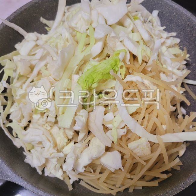 cabbage,noodles,noodle,vegetable,food,meal,Korean food,stirfry,ingredients,cooking,koreanfood