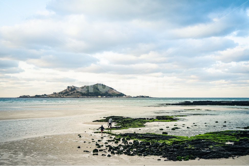제주도,풍경사진,금능해변,대한민국,바다,자연,풍경,nature,landscape,한국자연풍경,한국자연경관,korea nature landscape,해변,바다,beach,sea,제주도,jeju,jeju island,outdoors,옥외,land,땅,water,물,ocean,대양,shoreline,해안선,human,인간,person,사람