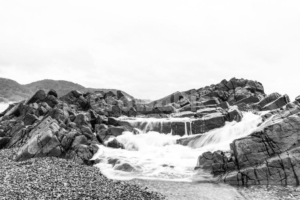 주상절리,바다,파도,흑백,장노출,물,자연,풍경,nature,landscape,한국자연풍경,한국자연경관,korea nature landscape,흑백,모노톤,monochrome,black and white,water,river,강,outdoors,옥외,waterfall,폭포
