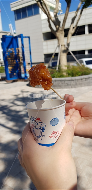 컵닭강정,닭강정,강릉중앙시장,길거리음식,양념닭강정,양념치킨,닭꼬치,손,종이컵