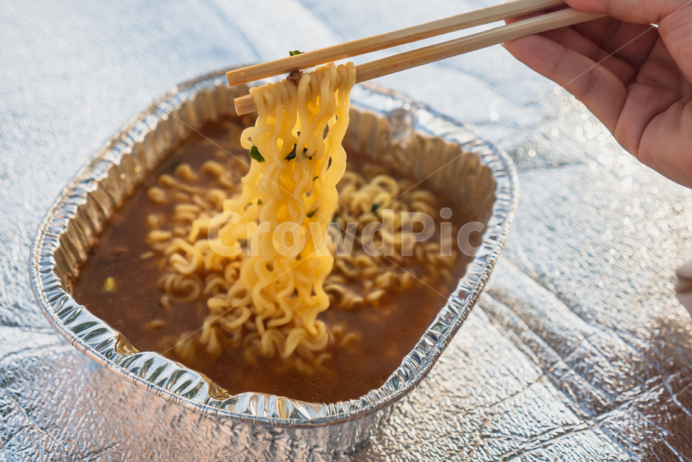 한강,라면,한강라면,피크닉,소풍,한강간식,야외라면,아웃도어라면,아웃도어,알루미늄,알루미늄라면,1회용라면,1회용,사람,인물,인간,human,person,신체일부,몸,body,음식,식재료,요리,food,cook,meal,dishes,food reserves,면류,면요리,noodles