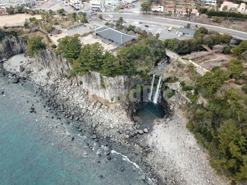 드론사진,정방폭포,주상절리,에메랄드빛바다,올레7코스,자연,풍경,nature,landscape,한국자연풍경,한국자연경관,korea nature landscape,제주도,jeju,jeju island,경치,outdoors,옥외,scenery,river,강,water,물