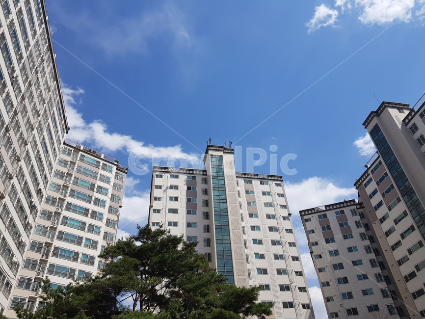 아파트,건물,봄,하늘,구름,도시,풍경,city,landscape,한국도시풍경,한국도시경관,korea cityscape,building,steeple,뾰족한 탑,architecture,건축물,spire,첨탑,tower,탑,office building,사무실 건물