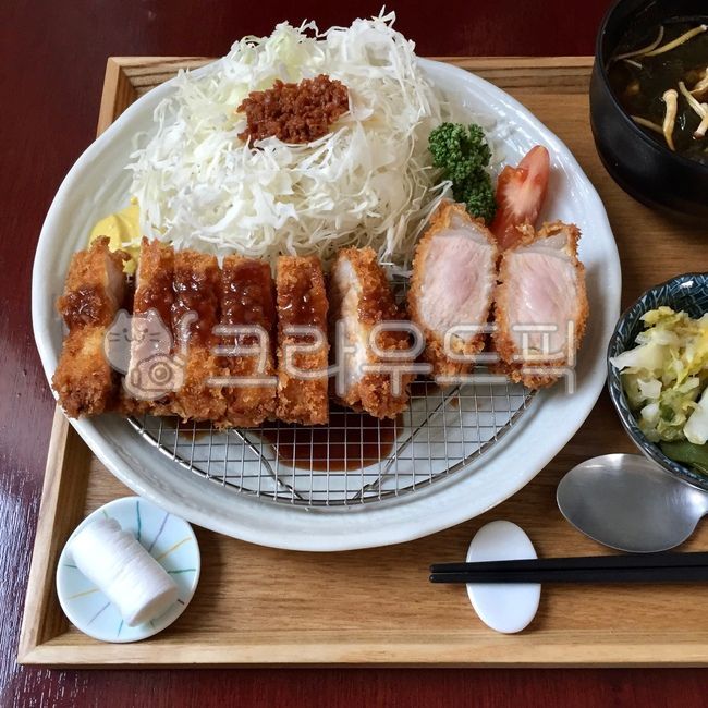 돈까스,돈카츠,돼지고기,고기,일식,한식,등심,등심돈까스,튀김,바삭한,촉촉한,맛있는,음식,요리,식사,porkcutlet,pork,meat,japanesefood,koreanfood,fried,crispy,juicy,delicious,tasty,yummy,food,meal,dish,lunch,dinner
