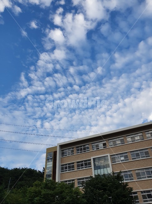 건물,여름,가을,하늘,구름,창문,유리,산,전선,전기줄,뒷산,자연,날씨,cloud,weather,outdoor,sky,건축물,건물외관,exterior,building,structure,architecture,construction
