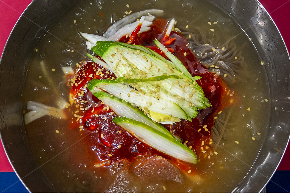 냉면,여름,물냉면,시원한,더위,여름음식,오이,양념장,국물,매콤한,새콤한,한국,한국음식,korea,food,음식점,맛집,물,면발,국수,무더위,음식,식재료,요리,food,cook,meal,dishes,food reserves,면류,면요리,noodles,한식,한국음식,한국요리,korean food,korean dishes,korean meal,korean cook