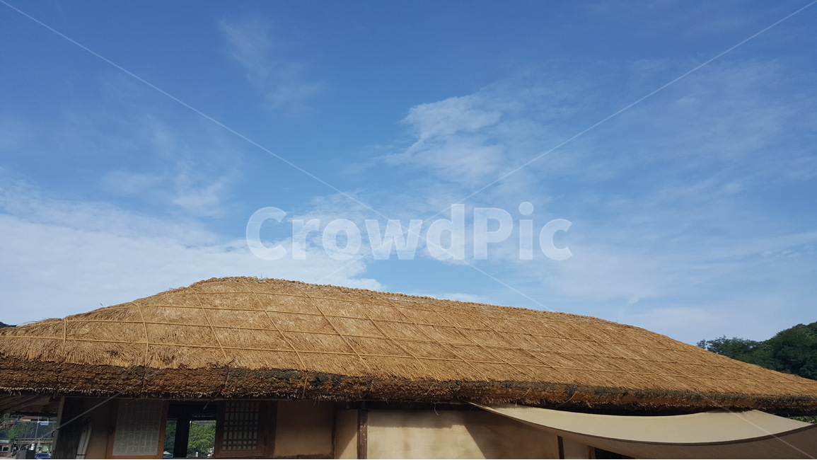 초가집,한국,한국전통,전통가옥,하늘,sky,blue,구름,korea,koreantraditionalhouse,초가지붕,roof,한국전통,한국문화,korean traditional,korean culture,건축물,건물외관,exterior,building,structure,architecture,construction