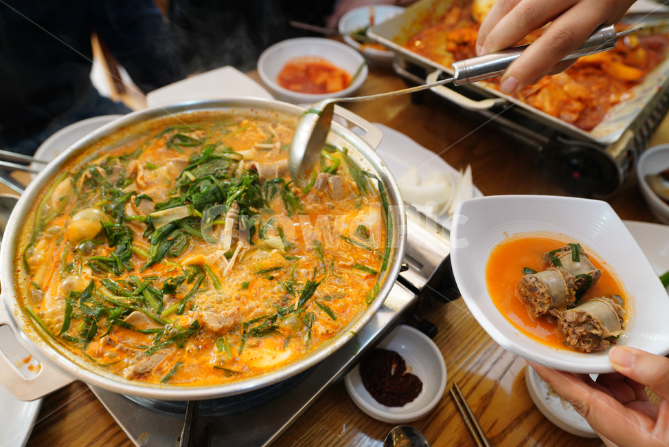전골,국물,국물요리,요리,순대,순대국,한식,냄비,술안주,식사,먹방,육류,고기,부추,음식,식재료,요리,food,cook,meal,dishes,food reserves,한식,한국음식,한국요리,korean food,korean dishes,korean meal,korean cook
