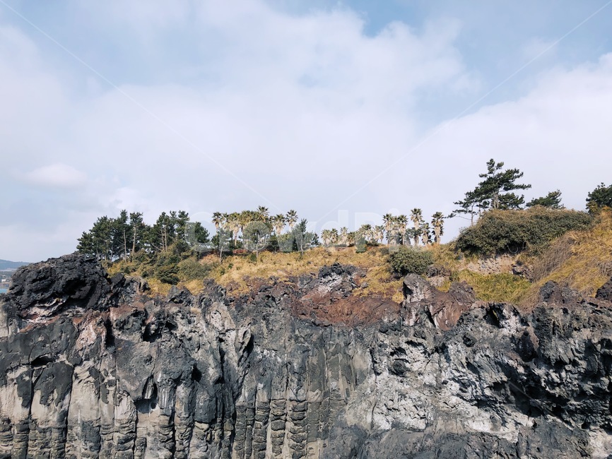 제주도,돌,주상절리,하늘,자연,자연,풍경,nature,landscape,한국자연풍경,한국자연경관,korea nature landscape,제주도,jeju,jeju island,outdoors,옥외,cliff,낭떠러지