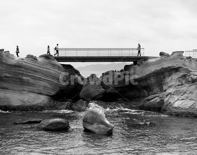 water,물,sea,바다,ocean,outdoors,옥외,nature,자연,human,인간,person,사람,대만,taiwan,예류,지질공원,돌,stone,흑백사진,monochromephotography,감성,감성사진,mood,photograph