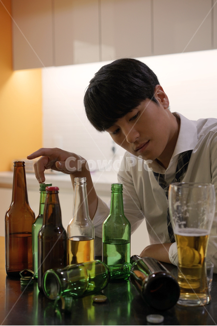 술병,술,알콜,남성,남자,음주,과음,소주,맥주,비어,사람,인물,인간,human,person,남성,남자,man,male,술,주류,alcohol