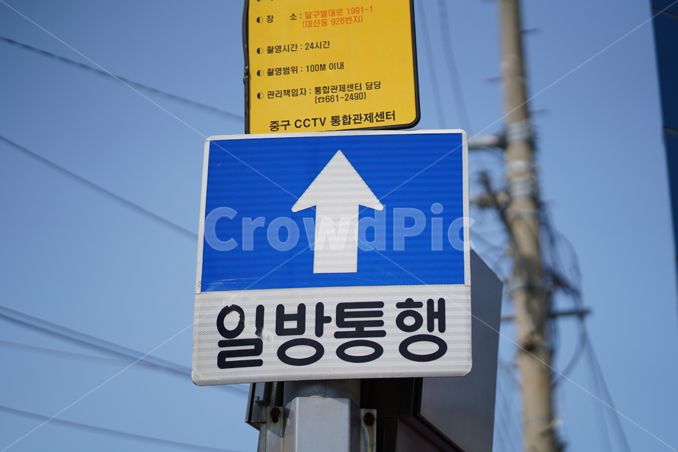 symbol,Oneway,road sign,sign