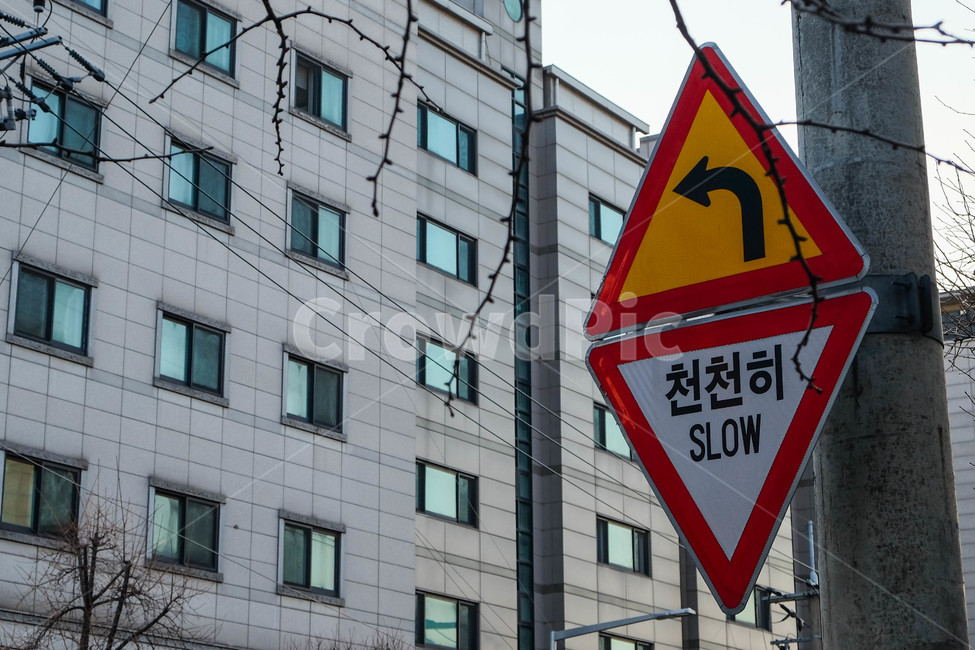 slow,left,turn left,sign,road sign,warning,car sign,slowly