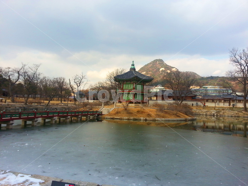경복궁,궁궐,서울,gyeongbokpalace,palace,seoul,tour,tourism,lake,pavillion,traditional,winter,겨울,계절,winter,season,한국전통,한국문화,korean traditional,korean culture,랜드마크,landmark,tourist attraction,한국랜드마크,한국관광지,한국명소,korea landmark,korea tourist attraction,건축물,건물외관,exterior,building,structure,architecture,construction